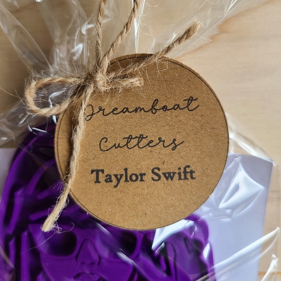 Taylor Swift Cookie Cutter - Picture 6 of 6